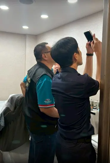 台中醫美驚爆偷拍?衛生局突襲「樂菲時尚診所」 查獲可疑孔洞、主機遭扣