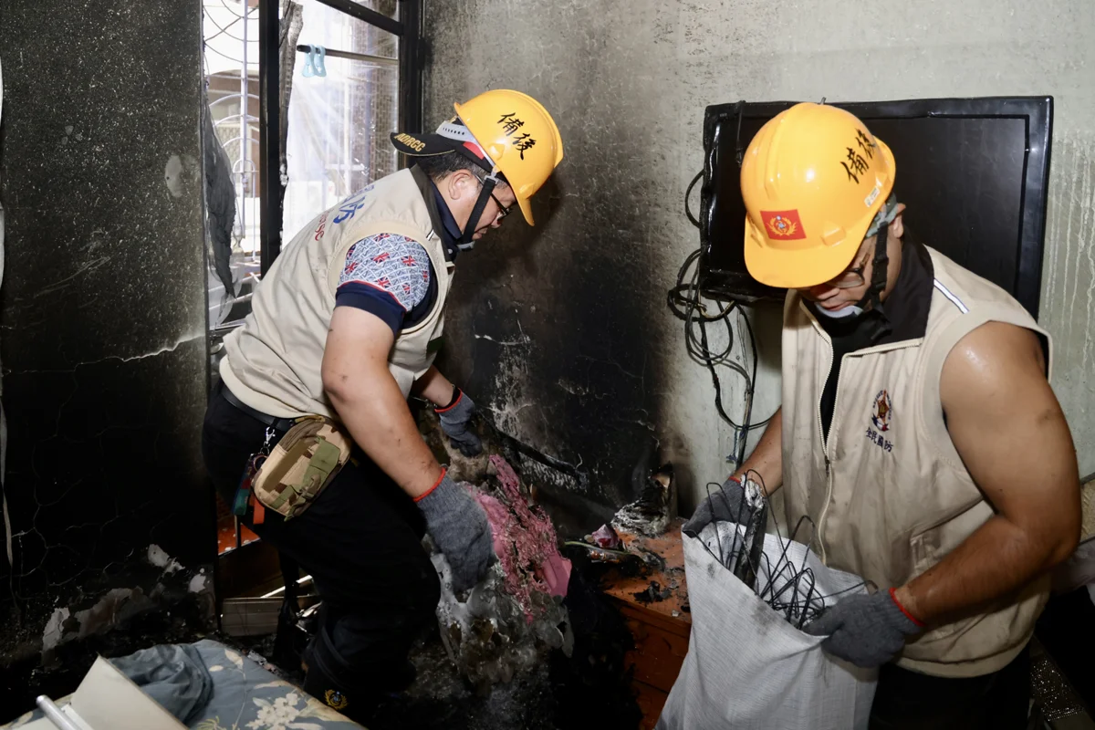 安南區海佃路重大火警!國軍出動68人進駐災區,黃偉哲承諾全力協助重建