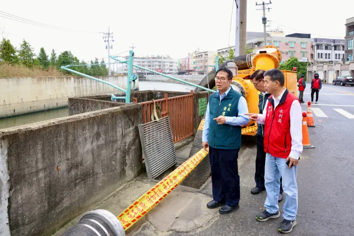 鳳凰颱風來襲!黃偉哲急視察安南區六塊寮排水 記取丹娜絲淹水教訓