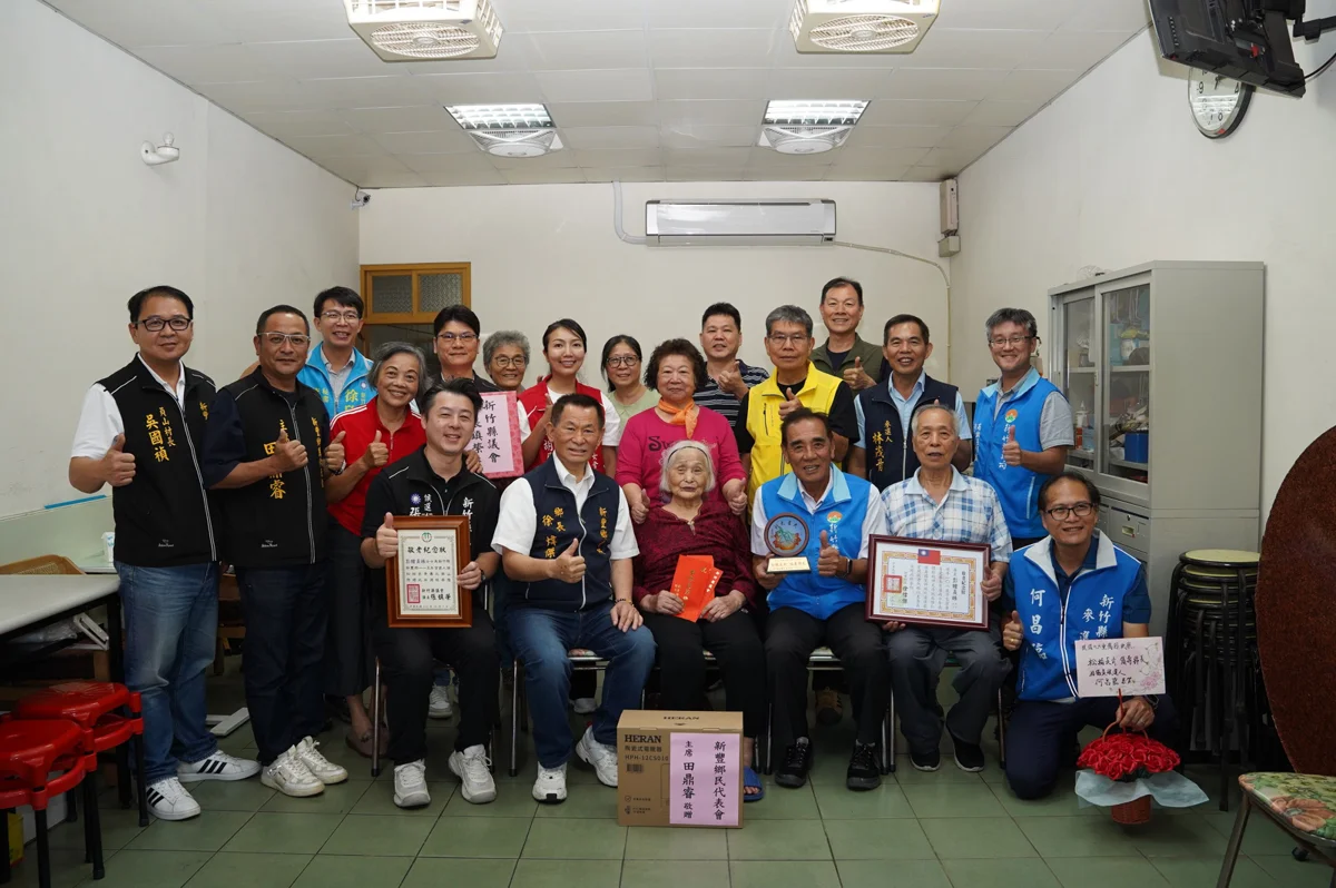 Hebe田馥甄104歲外公曝光!新竹縣副縣長慰訪新豐百歲人瑞 送上萬元大紅包