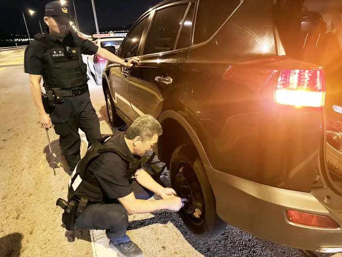 深夜行經金門大橋突爆胎!烈嶼暖警火速救援助換備胎脫困