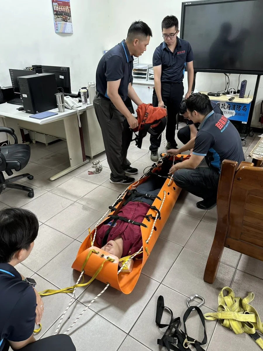 提升災害應變戰力!苗栗頭屋消防分隊實施「軟式擔架」與「雙節梯」救援演練