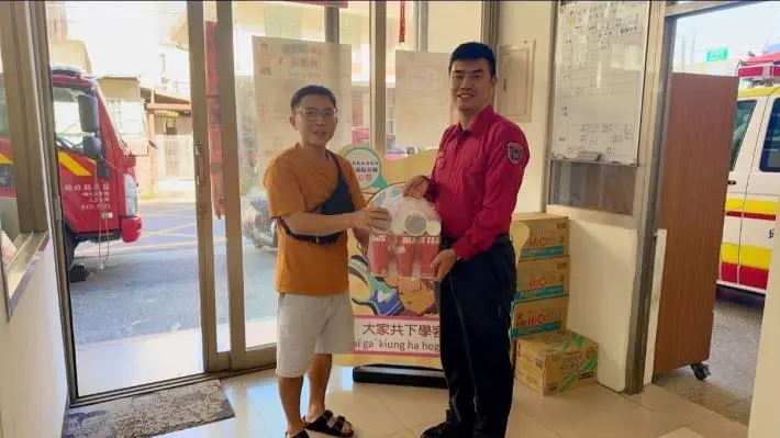苗栗8旬翁喝水嗆到險釀禍!家屬暖心送飲料 銅鑼消防隊員:應該的