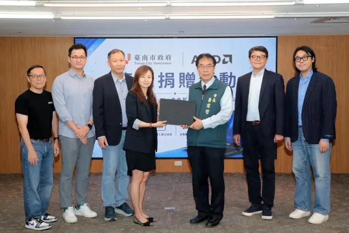 AMD豪贈31台AI筆電!黃偉哲:攜手企業為台南培育下一代科技人才