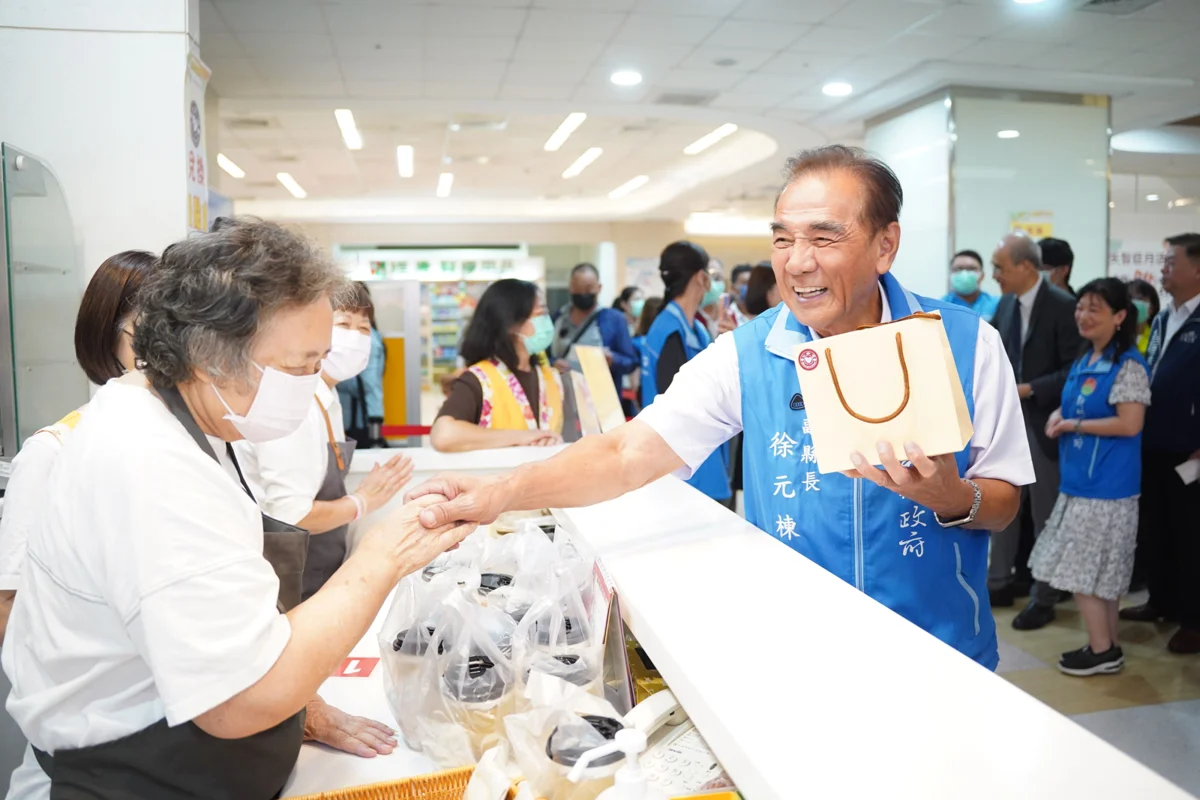失智長輩化身一日店員！新竹縣推「慢甜服務」 邀商家打造友善環境