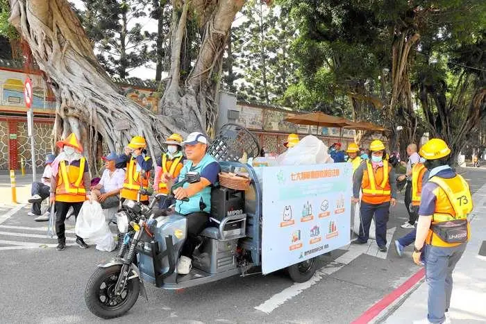 金門迎城隍落幕!鎮長李誠智化身「環保大叔」,一夜還原後浦潔淨市容