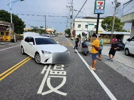 苑裡社苓7-11前驚傳車禍!機車騎士倒地受傷 消防急送醫