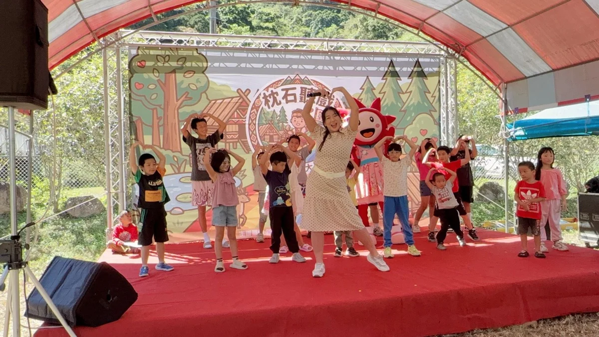尖石鄉親子同樂!竹縣府送戲入偏鄉 「彩虹森林大冒險」溫馨登場