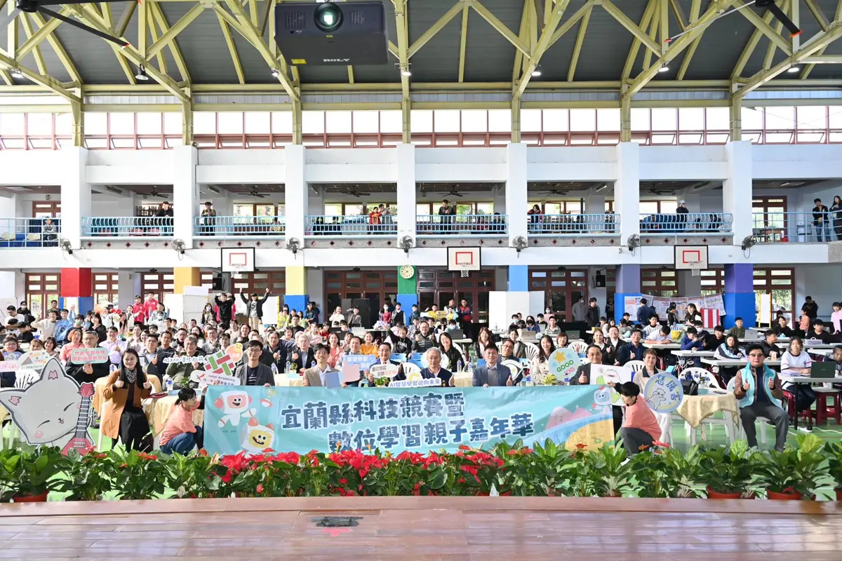 宜蘭千名學子凱旋國小大對決!縣府聯手均一平台,簽MOU力推「AI差異化教學」