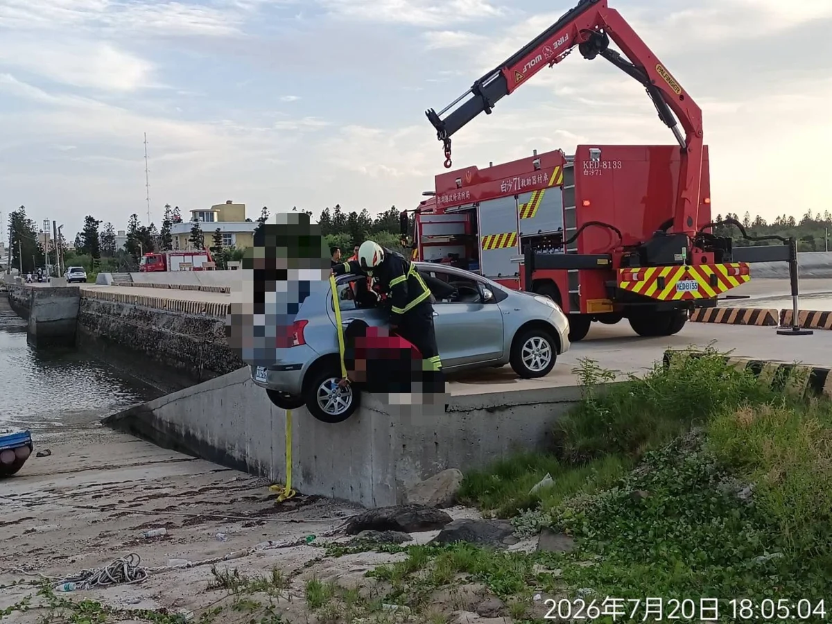驚險一瞬間!小客車倒車險墜海 白沙警消聯手吊掛神救援