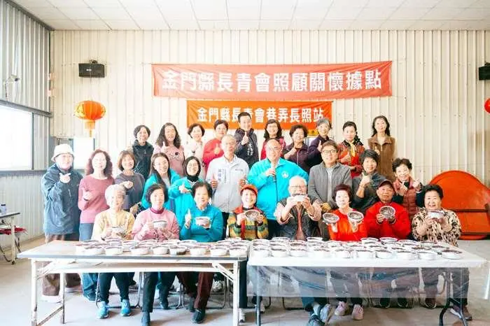 金門長青會暖心過年!400個「紫氣東來」年糕送暖獨居長者