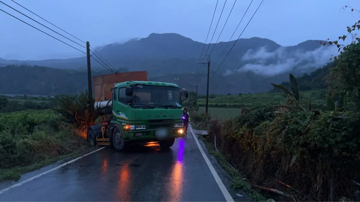 雨夜驚魂！巨無霸拖板車卡卑南鄉公墓山路 初鹿警冒雨疏導解圍
