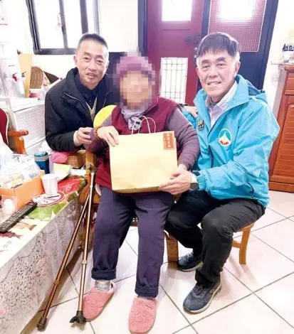 金門春節送暖!縣府團隊突訪獨居長者 親手實測「救命鈴」功能是否正常