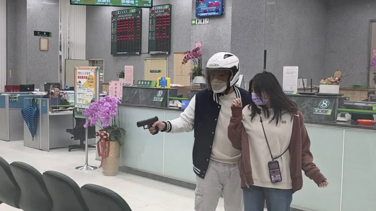 震撼彈!南港土銀驚傳搶案、警匪對峙?真相曝光民眾鬆了口氣