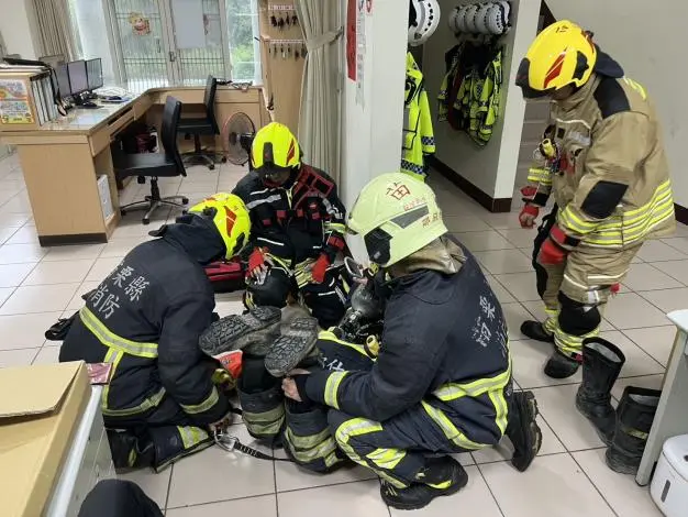 苗栗公館消防添利器!「快速救援板」成火場英雄守護神