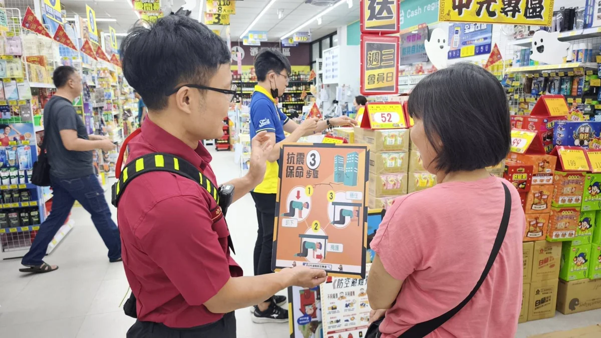 高雄小北百貨設「防災專區」 鼎金分隊宣導保命3步驟