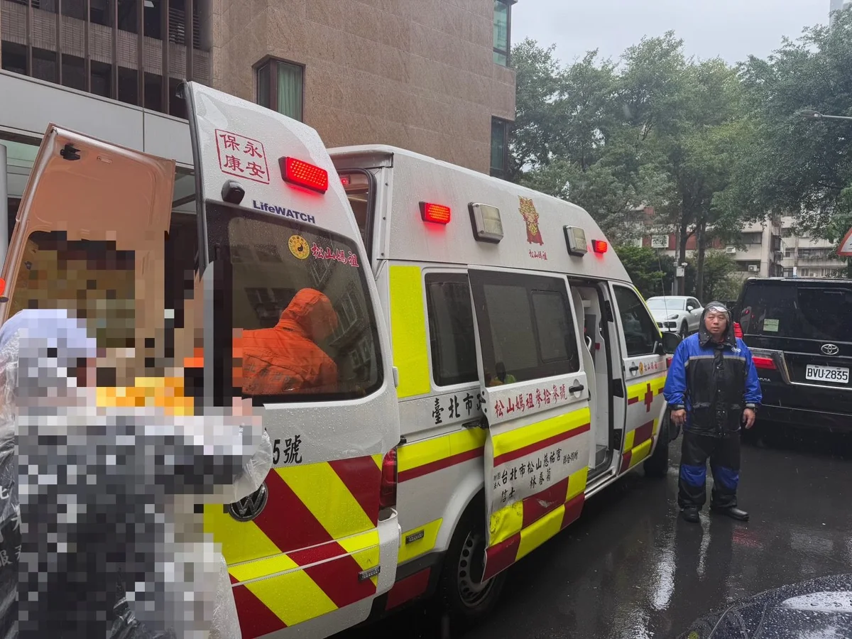薔琵颱風雨中暖舉!80歲婦濕滑跌坐路旁,內湖警民合力撐傘急送醫