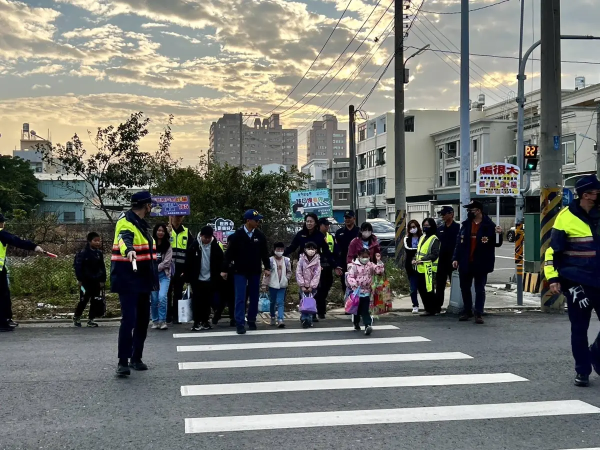 嘉義開學日!警分局長親站崗護童,家長讚:最安心的風景