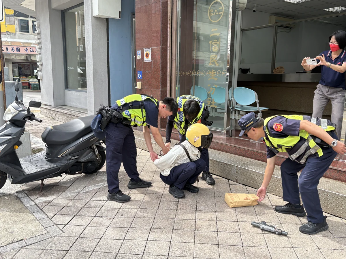 馬公警銀聯手實境防搶演練!持槍搶匪秒遭壓制 強化金融防線