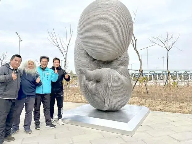 金門新國門!金門港旅運中心試營運,國際雕塑大師康木祥巨作進駐