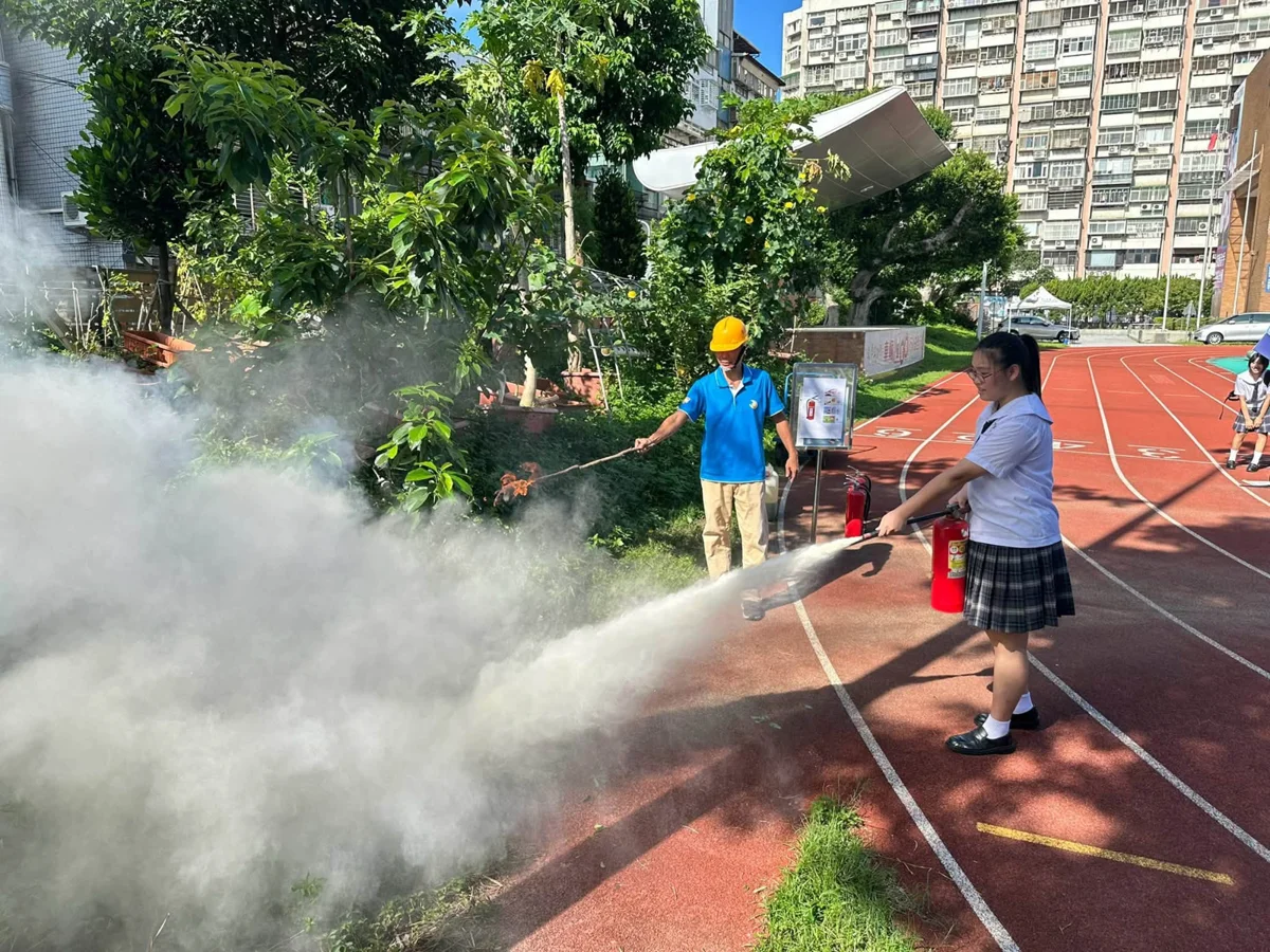 遇地震不慌張！稻江護家全校防災演練，學生親自上陣學滅火