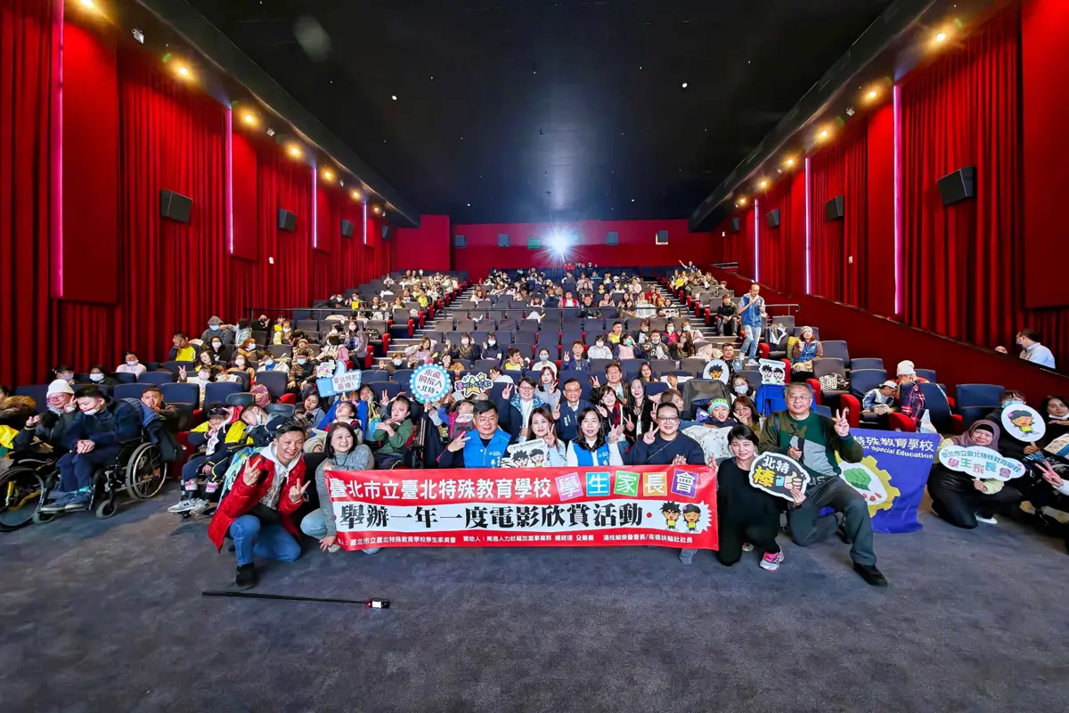 暖心!北市特教生「電影院初體驗」 教育局長湯志民彎腰推輪椅伴行