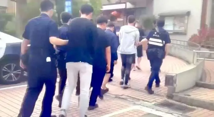 不滿女友遭網騷!金門男糾眾動私刑 棍棒暴打下場GG了