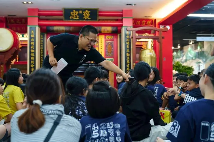 看戲兼走讀!客家戲棚遊學計畫吸引600師生 3大兒童劇團齊聚客家公園