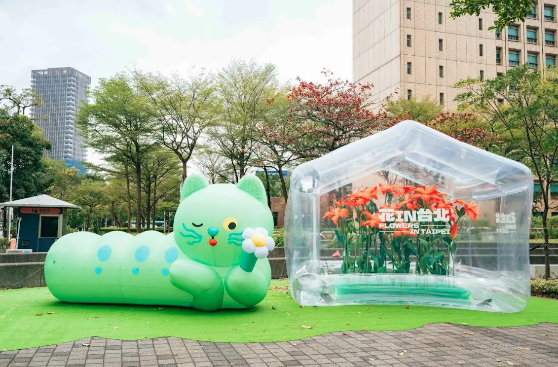 信義區新地標!巨型「春之幻境溫室」降臨市府廣場,超萌「喵喵」陪你打卡過新年