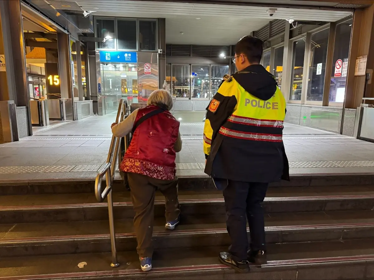 除夕夜的溫暖!松山警助迷途7旬嬤返家團圓 網讚:最暖人民保母