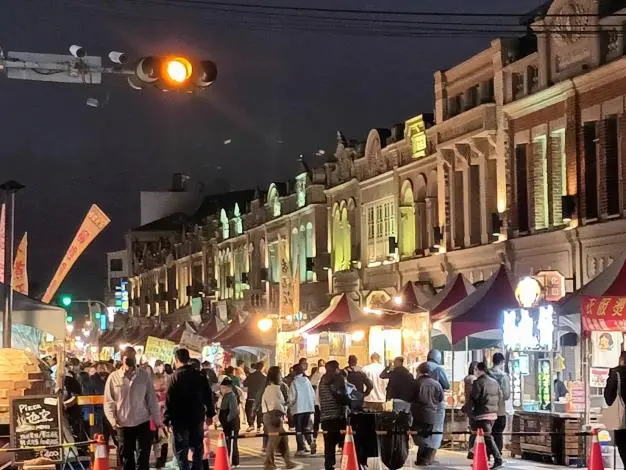 新化年貨大街吸金3100萬!6天狂吸28萬人潮,超萌「菜奇鴨」成打卡熱點
