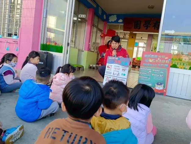 苗栗公館「小消防員」萌翻!幼兒園防火宣導,體驗穿消防衣超吸睛