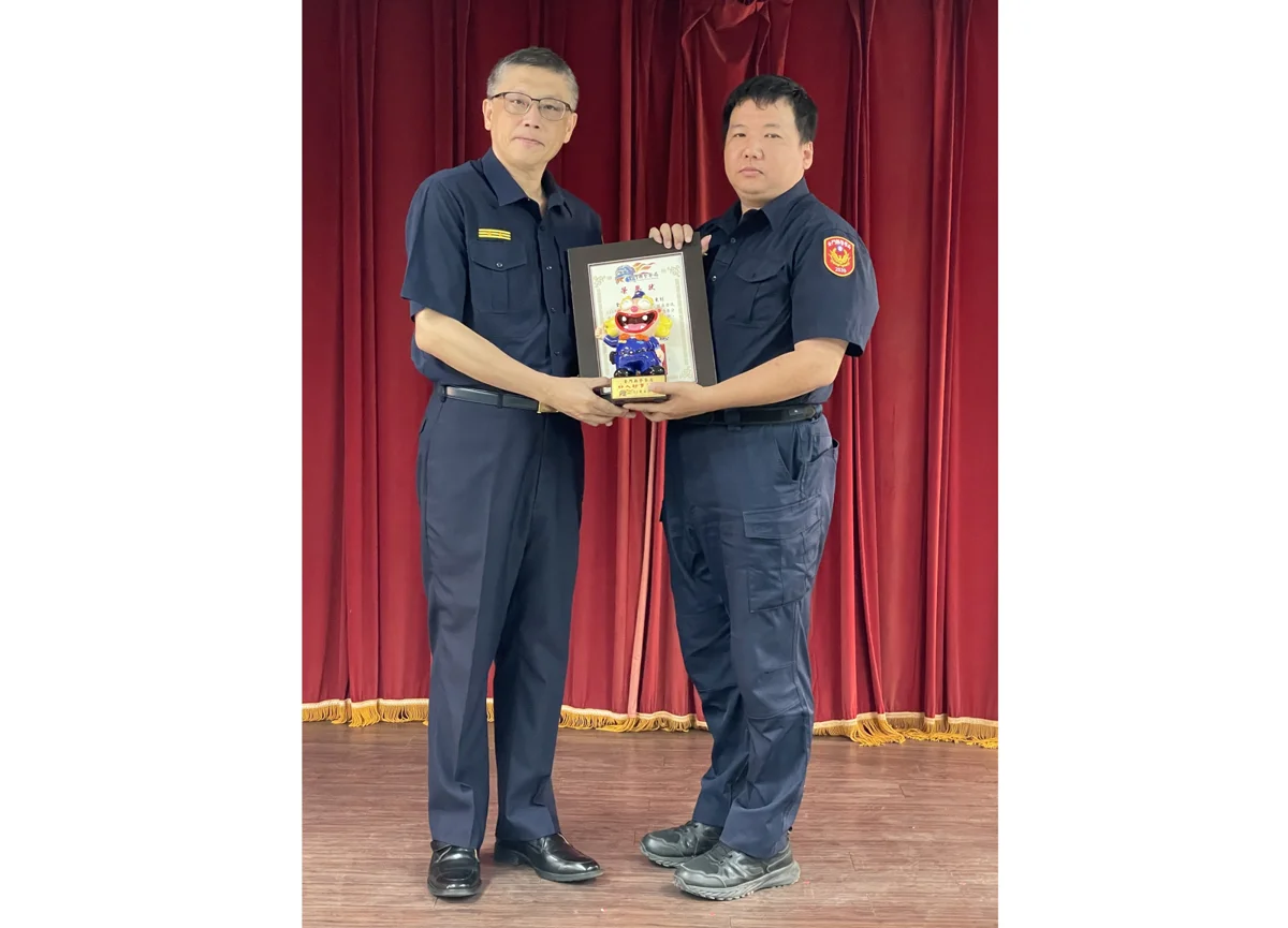 暖心阻詐逾200萬!6位員警獲頒「好人好事楷模」與警察風獅爺公仔