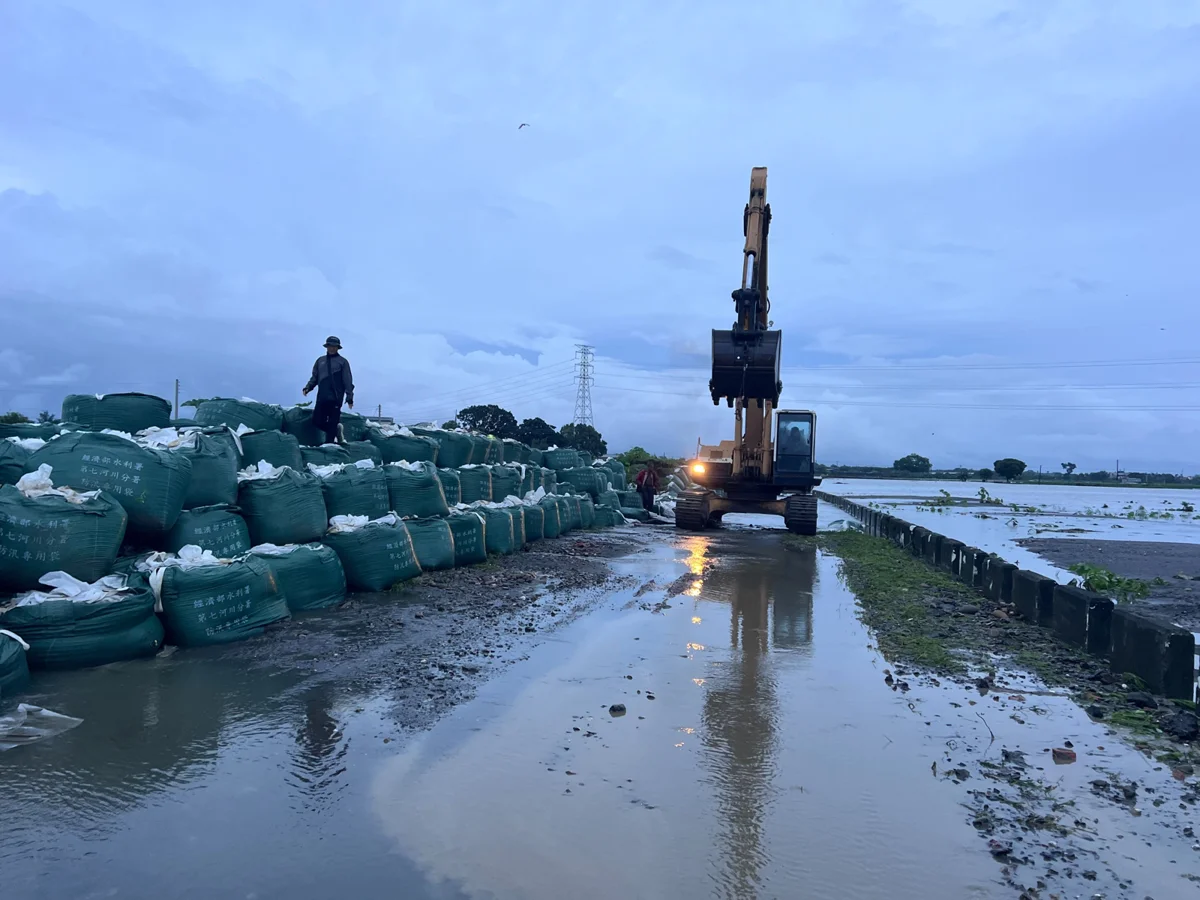 萬丹堤防「無鋼筋」遭沖毀?屏東縣府嚴正駁斥:是應急太空包位移