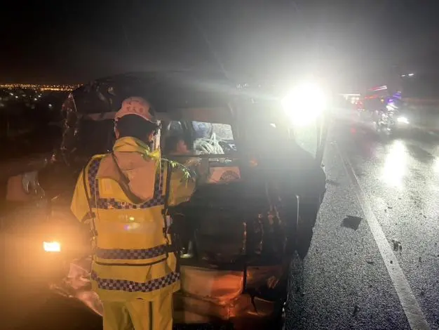 國三後龍段深夜追撞!駕駛受困車體 消防員冒惡劣天候馳援救出