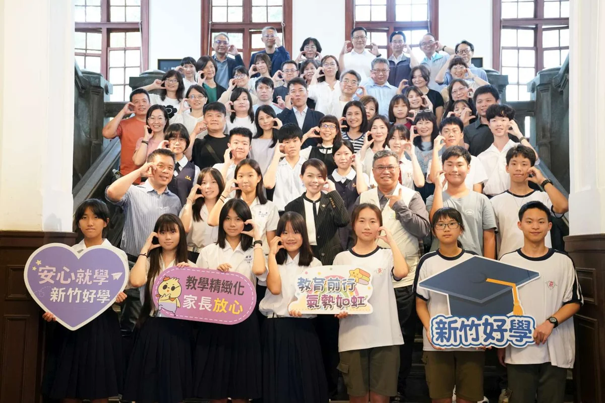 新竹市18名國中生會考奪「5A10+六級分」登全國榜首 高虹安親頒6000元禮券表揚