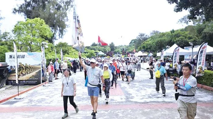 500人齊聚金城鎮!金門戰地行軍7.2公里 穿梭翟山坑道體驗烽火歲月