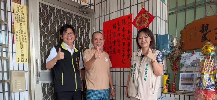 市長派任務!南市37區長出動 為特優里長、資深里鄰長貼紅榜慶賀