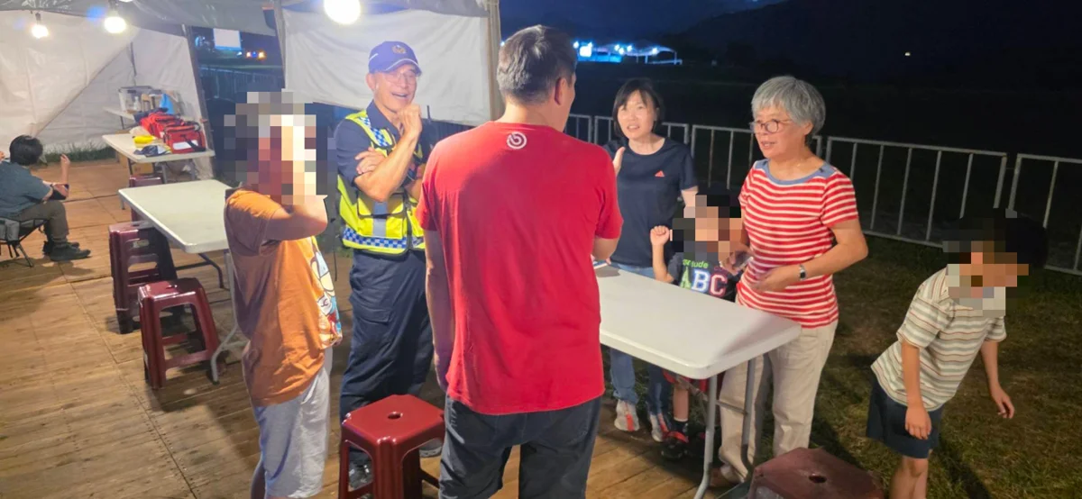 鹿野高台賞熱氣球掉手機!關山警機動派出所助華僑一家速尋回