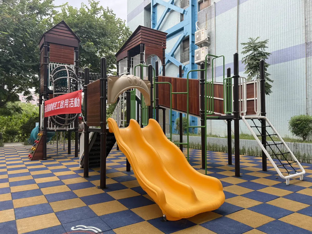 板橋新景點!五權公園「森林木屋遊戲場」啟用,奇幻棋盤格+高塔滑梯讓孩子玩瘋