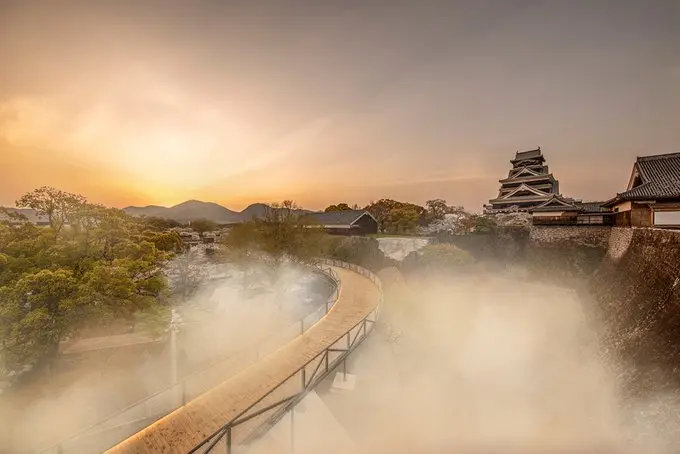 熊本城打造日本最大人工雲海,秋季祭典展現「白色雲霧上的黑色城池」新風貌