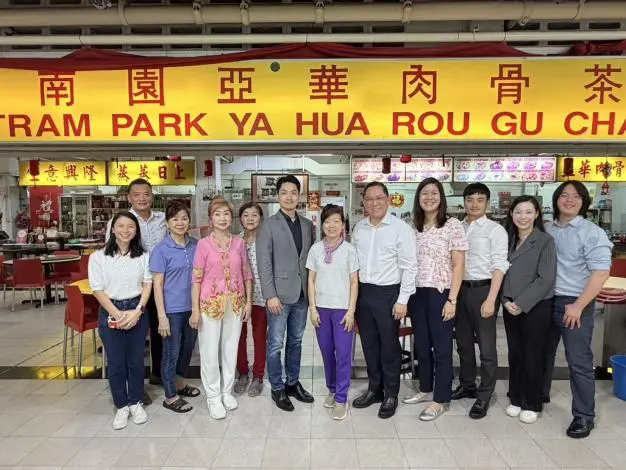 兌現美食之約!蔣萬安赴新加坡 揪西北區市長大啖肉骨茶