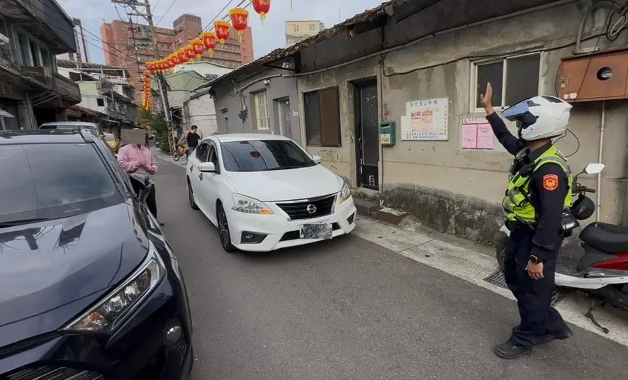 走春拜拜卡關!台中男關渡宮旁愛車拋錨 北投暖警秒變「推車手」解圍