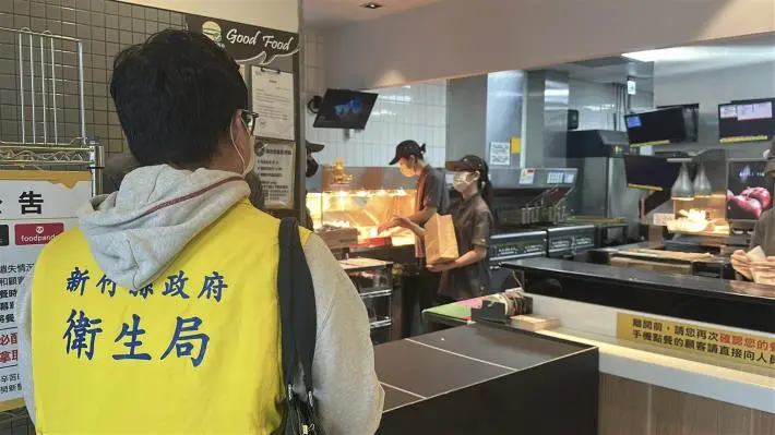 竹縣驚爆生雞塊!知名速食店遭客訴 衛生局突擊稽查結果出爐
