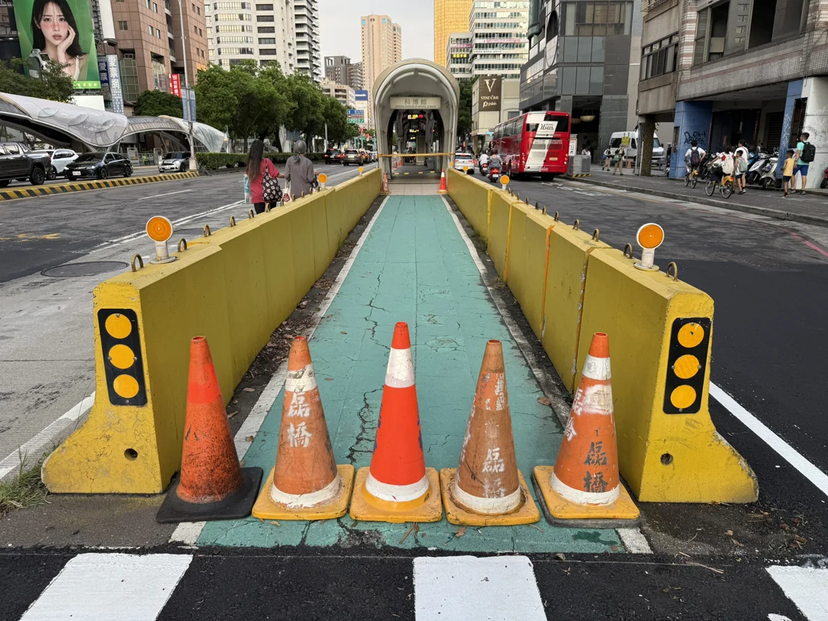 台中科博館公車站遭追撞波及 2女送醫無大礙 出口二暫封閉