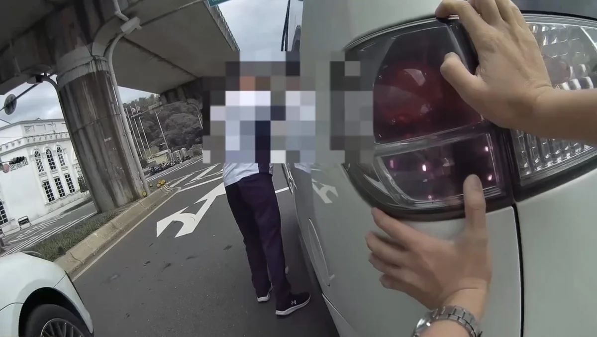 轎車拋錨卡路中央!內湖暖警「徒手推車」秒解交通危機,駕駛感動狂道謝
