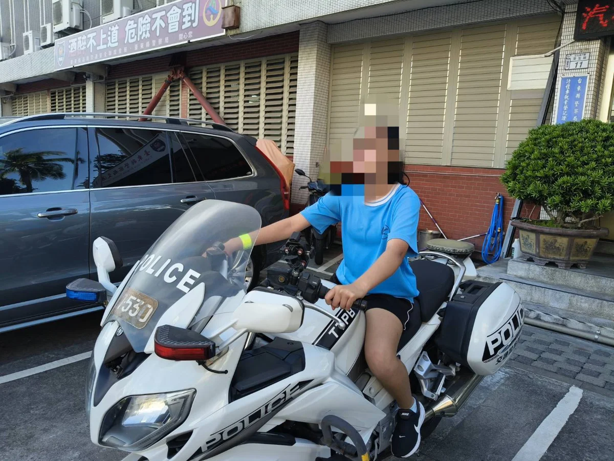 新港國中師生參訪臺東縣警察局!穿防彈衣、騎警用重機變身「小帥警」