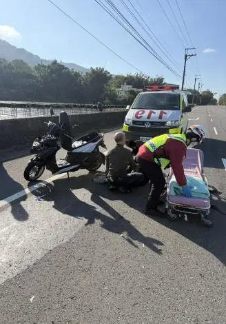 銅鑼台13線上班尖峰驚魂!機車追撞貨車 騎士鎖骨劇痛倒地