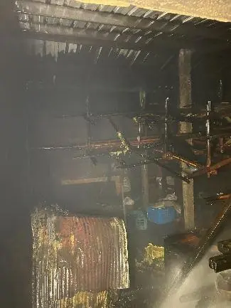 苑裡工寮深夜大火!濃煙竄天畫面曝光 消防隊急灌救幸無傷亡