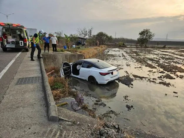 苗140縣道驚魂!三義轎車自撞衝破護欄 墜2米高農田駕駛幸運僅輕傷